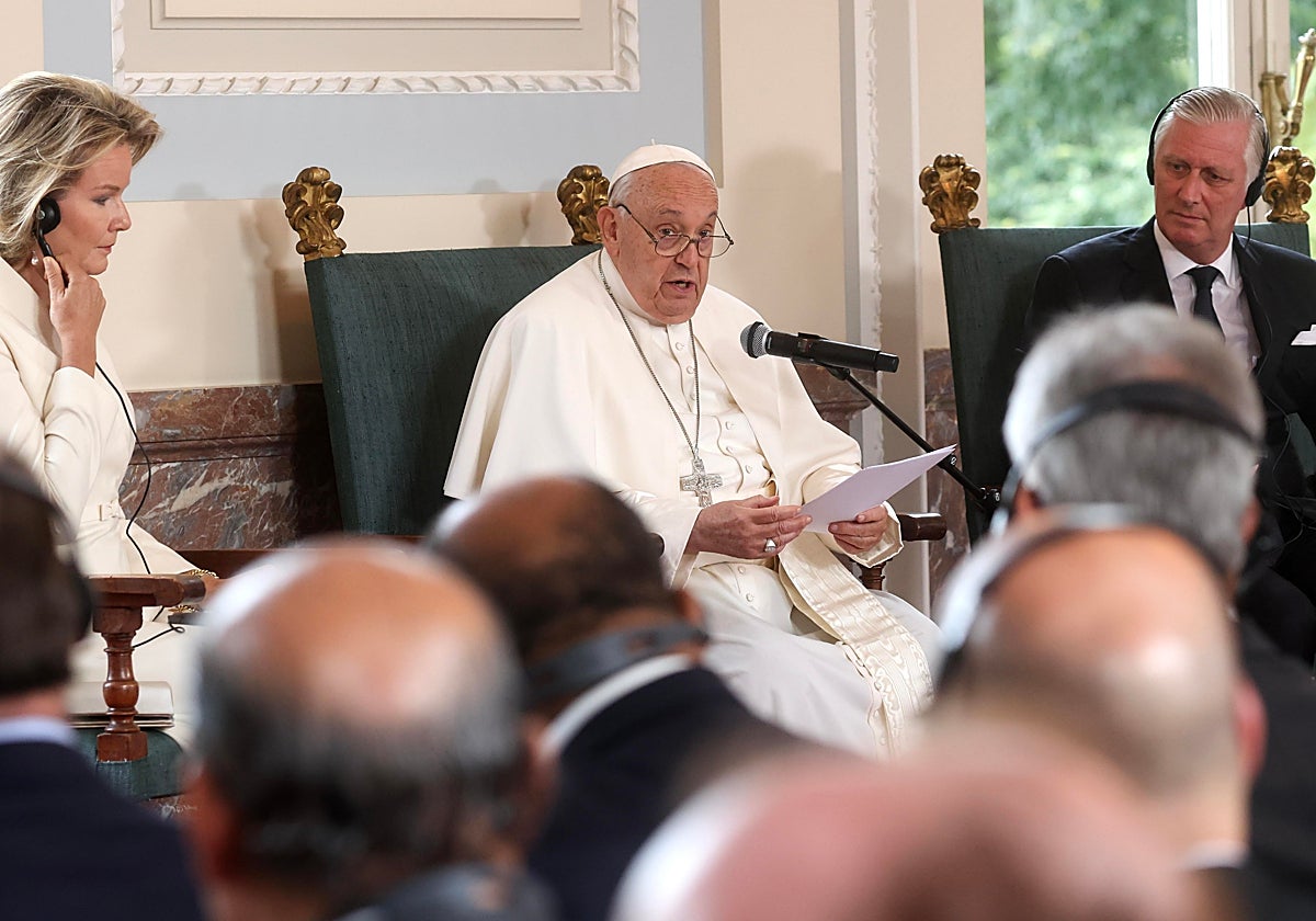 El Papa Francisco, flanqueado por la pareja real belga, el rey Felipe y la reina Matilde, en el Castillo de Laeken