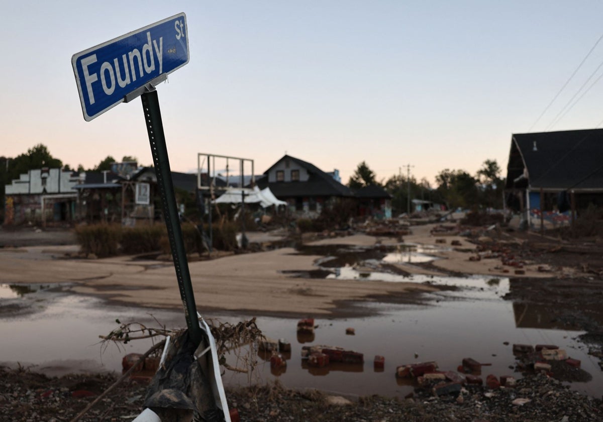 Escombros cubren el River Arts District tras las inundaciones provocadas por el huracán Helene en Carolina del Norte