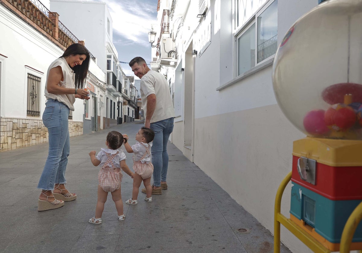 Desiree y Manuel, junto a sus hijos, en su municipio de Cádiz