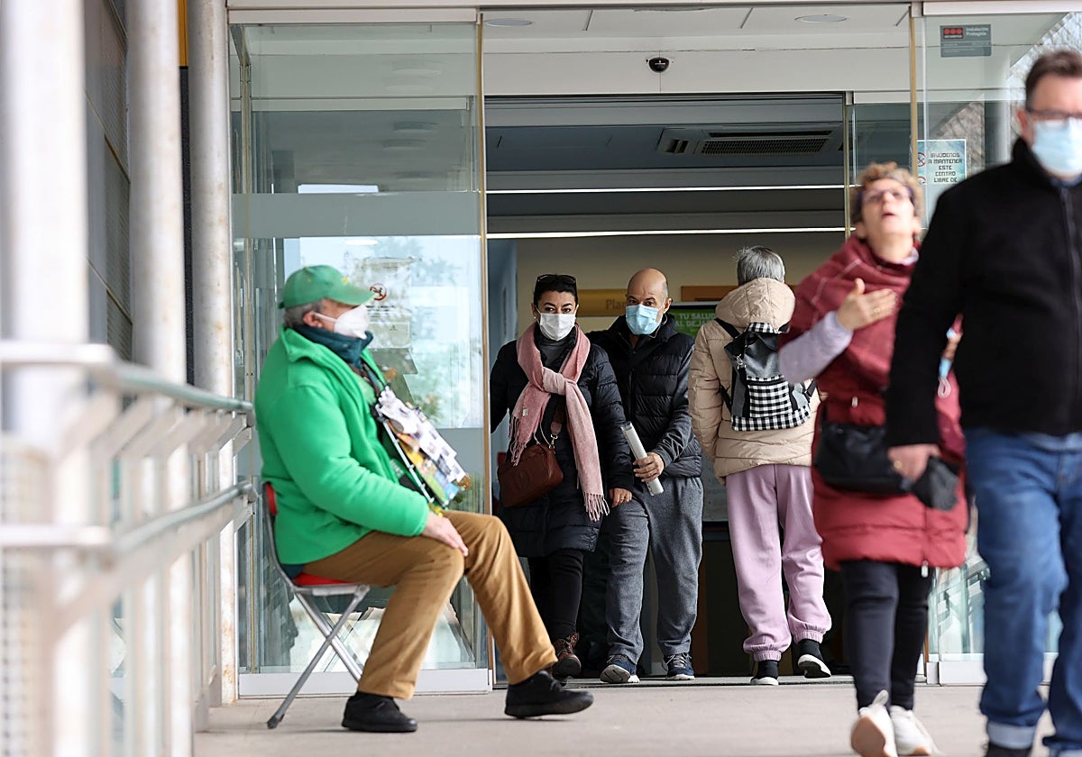 Pacientes a la entrada de un centro de salud, la temporada pasada