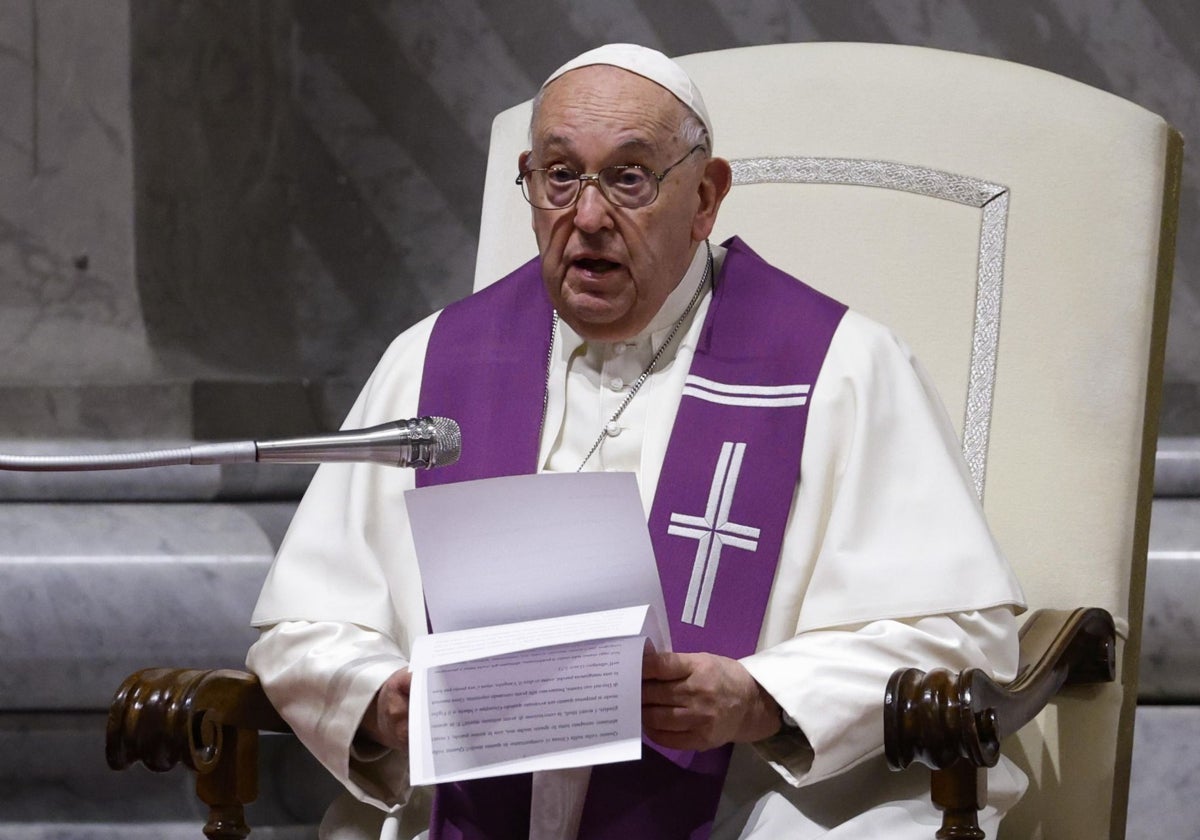 El Papa Francisco habla durante una vigilia