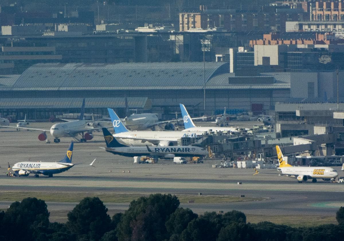 Aviones en la pista del aeropuerto de Barajas