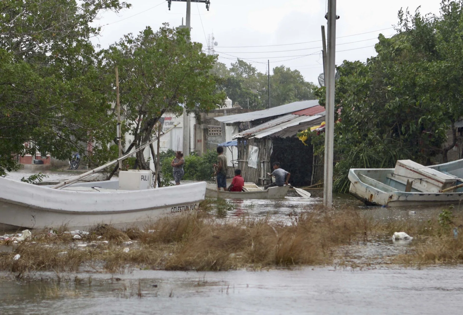 Milton se aleja de las costas del Caribe mexicano sin reportes de víctimas y daños menores