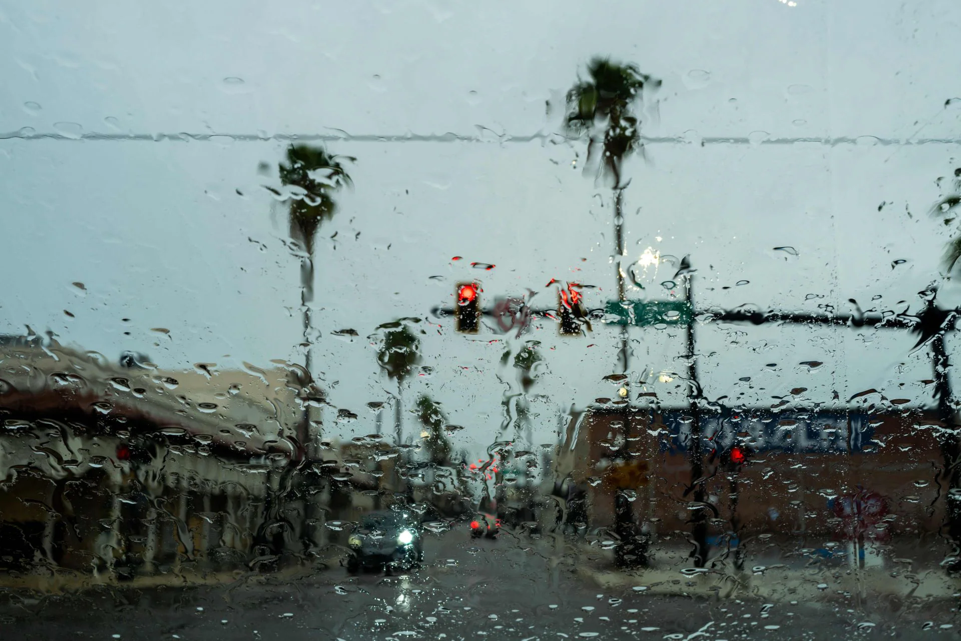 La lluvia con la vista desde un cristal de un coche que esta parado en un semaforo