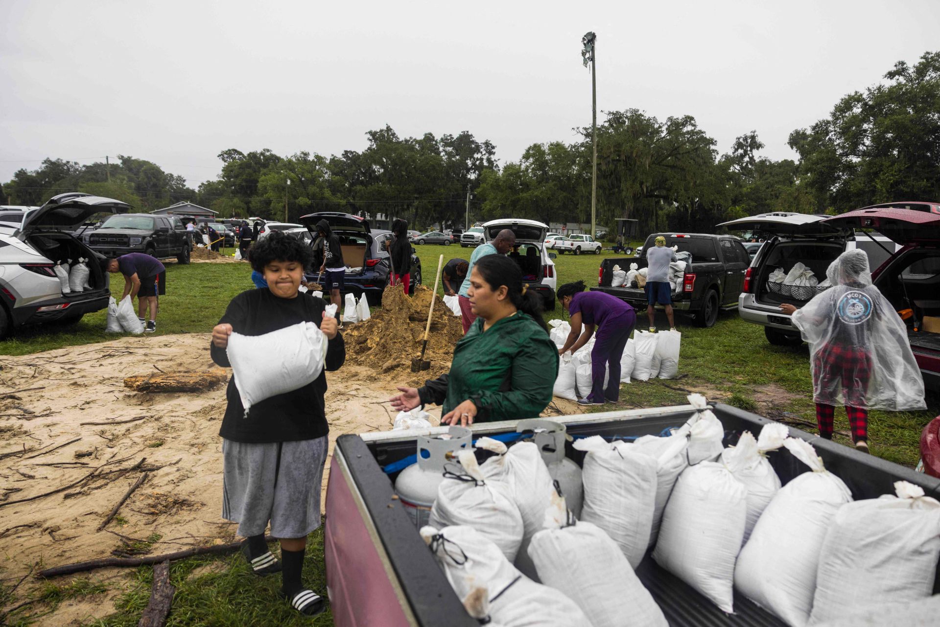 El histórico huracán Milton toca tierra en Florida: «Es el océano metiéndose en tu salón»