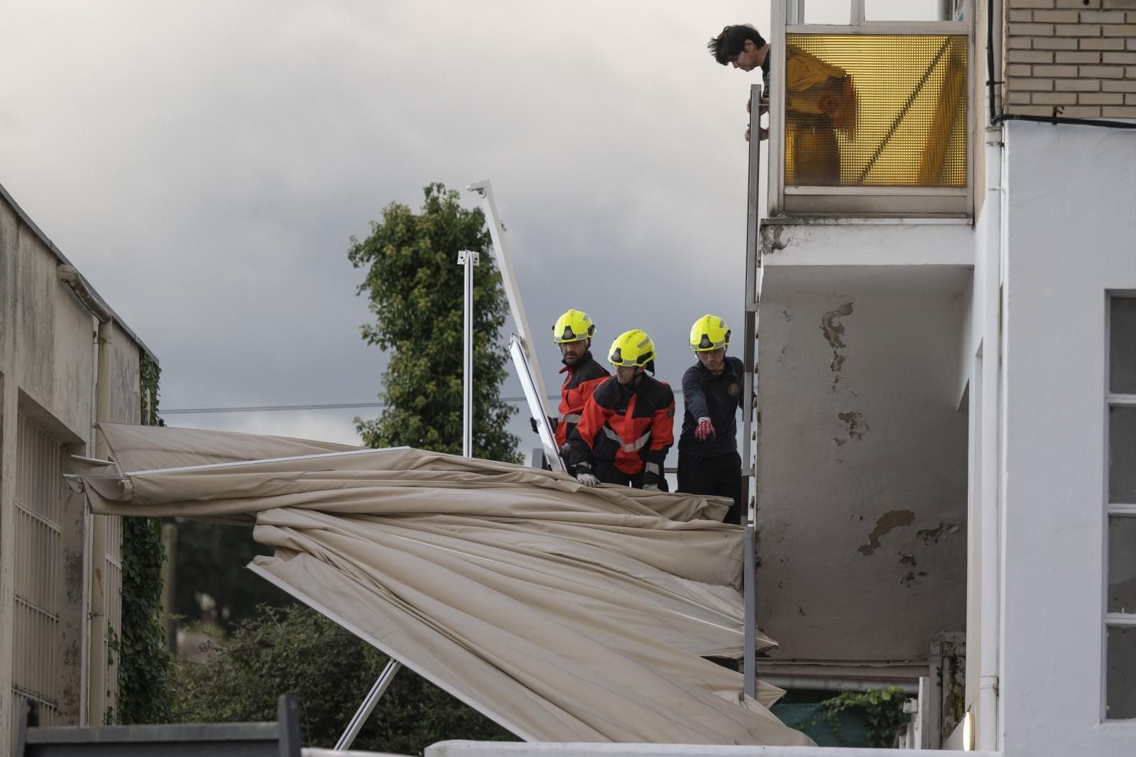 Bomberos de Santander retiran un toldo caÍdo por el viento