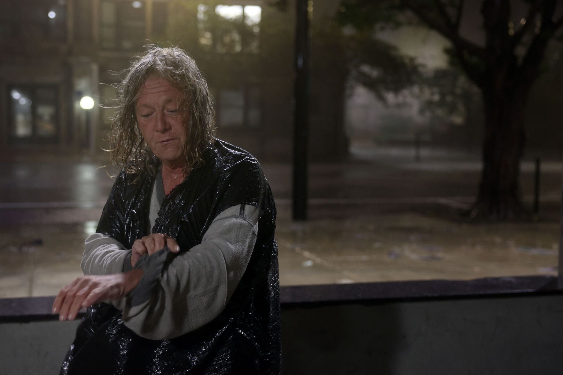 Un ciudadano con la ropa mojada en las calles de Tampa en plena llegada de las lluvias torrenciales