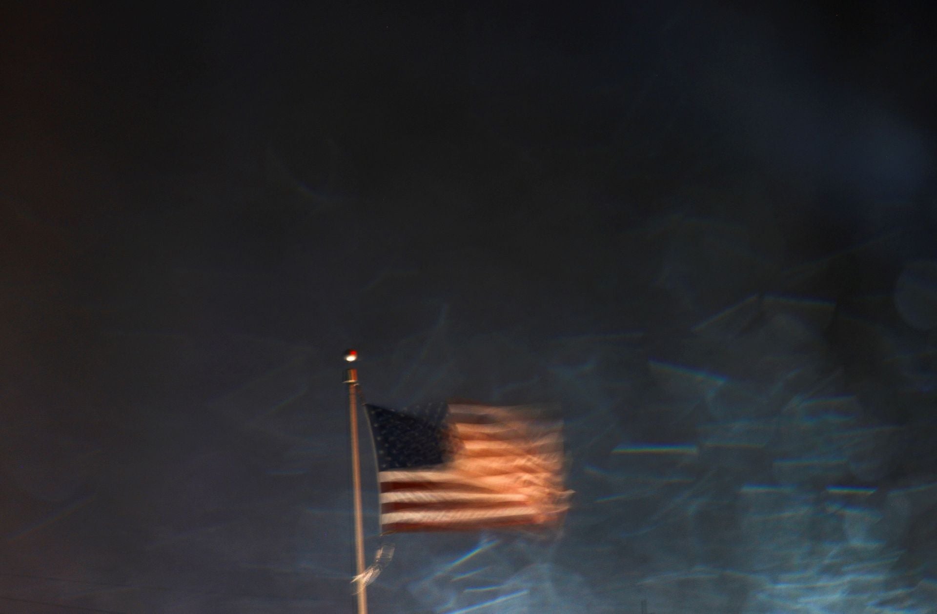 Una bandera de los EE.UU. entre la lluvia provocada por el ciclón Milton