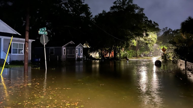 El huracán Milton provoca inundaciones en el barrio de Fruitland Heights, al suroeste del centro de San Petersburgo