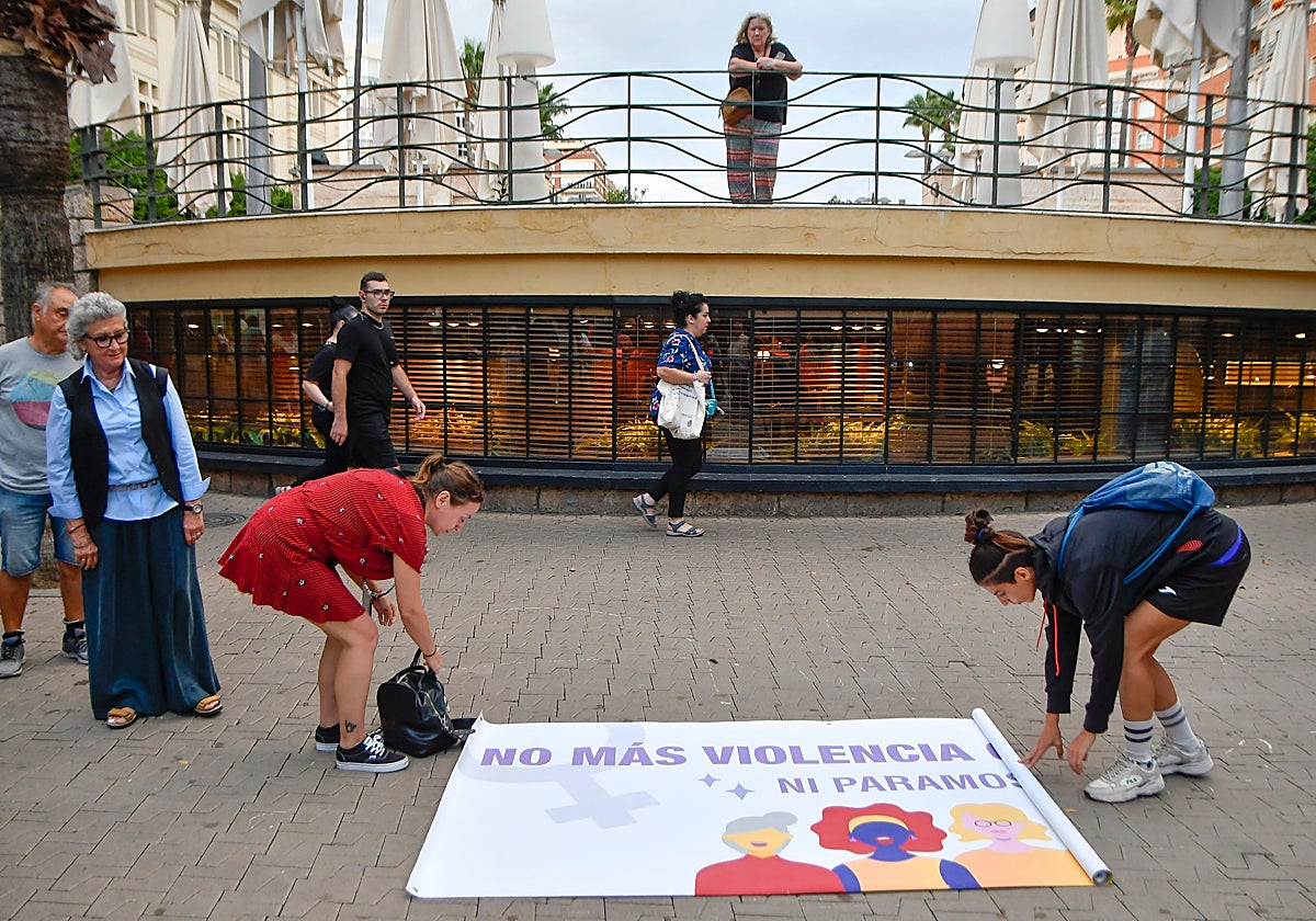 Asistentes despliegan una pancarta antes de la concentración que se celebró el pasado lunes en Almería por el asesinato machista de una mujer en la localidad de Roquetas de Mar