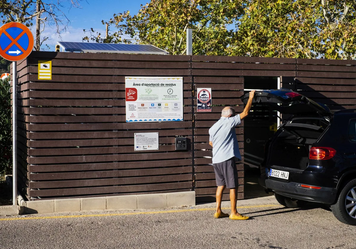 Los vecinos deben acceder con una tarjeta magnética personal a la zona de los contenedores