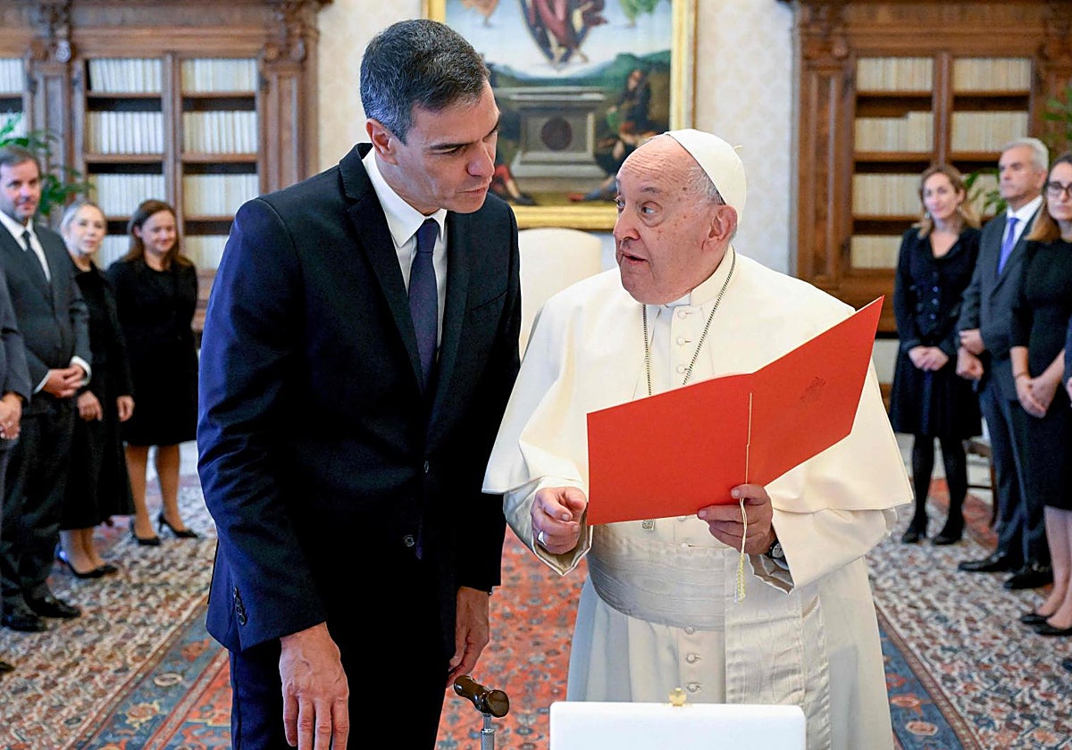 El Papa Francisco y Pedro Sánchez durante su encuentro