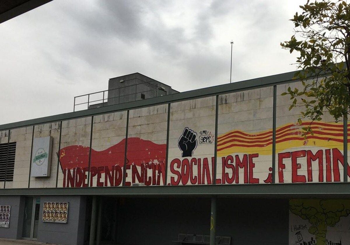 Imagen del polémico mural instalado por los estudiantes independentistas en el campus de la UAB