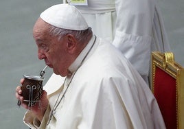 El Papa recibe en el Vaticano a un grupo de católicos que se definen como transexuales y no binarios