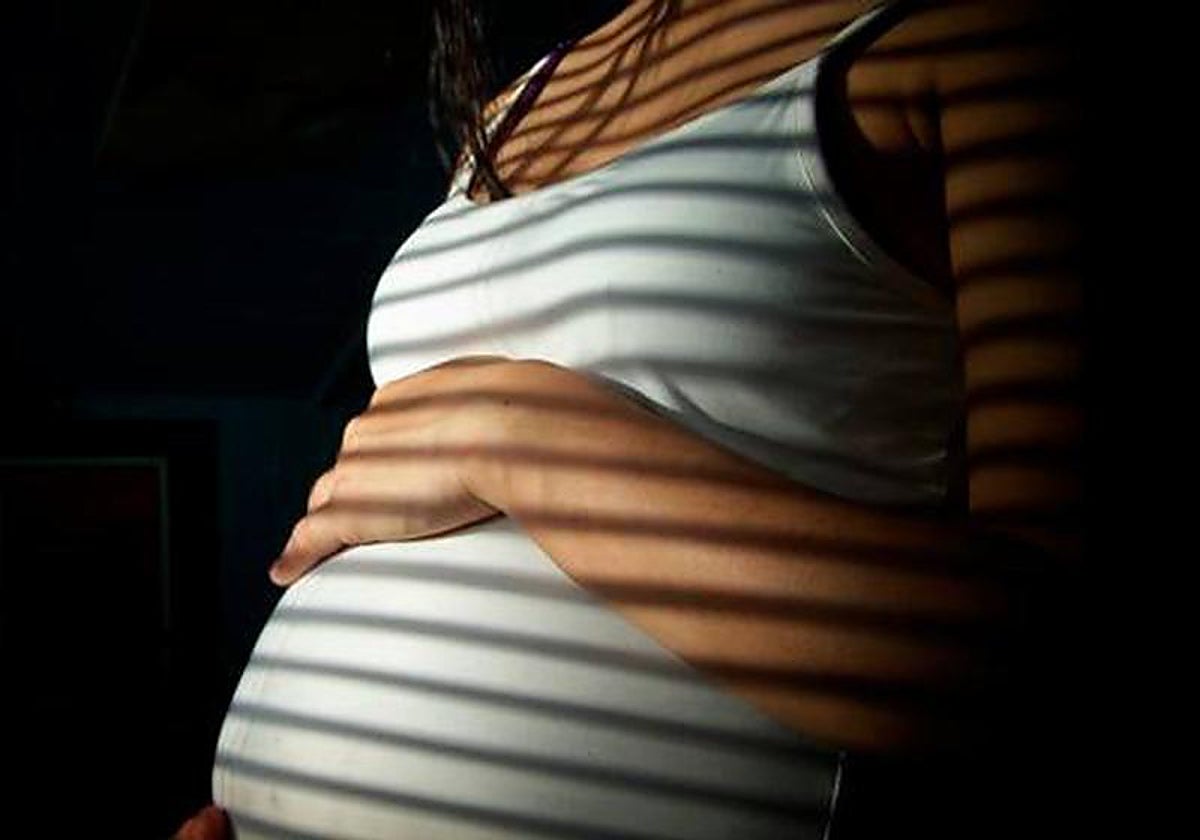 Una mujer embarazada