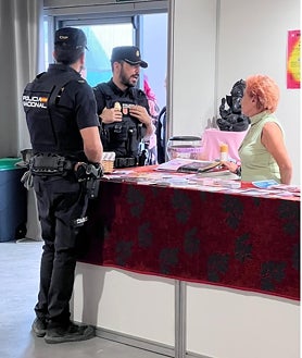 Imagen secundaria 2 - En la foto superior, la Policía Local inspecciona los productos a la venta en una de las casetas que se promociona como «santera y vidente». En la inferior, productos a la venta en otro de los puestos de la feria esotérica. En la última foto, una pareja de la Policía Local dialoga con la organización de evento, después del incidente