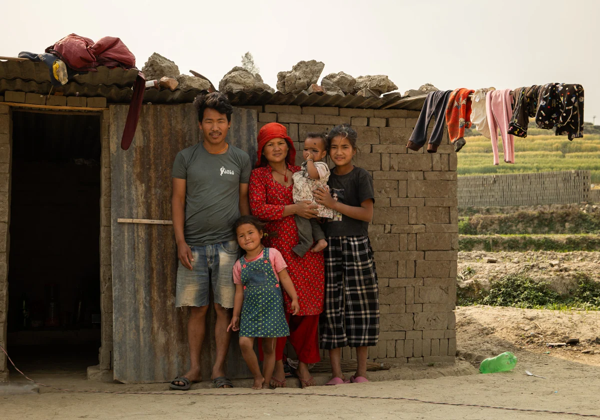 Familia de Pritika, una de las niñas que vive en los hornos de ladrillo