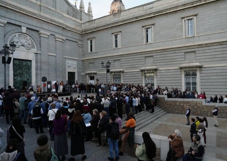 Imagen secundaria 1 - El primer acto se ha celebrado en la explanada anterior la catedral de La Almudena de Madrid. La segunda parte, ya dentro del templo.