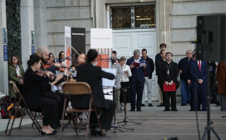 Imagen principal - El primer acto se ha celebrado en la explanada anterior la catedral de La Almudena de Madrid. La segunda parte, ya dentro del templo.