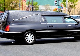 Cae un cadáver de un coche fúnebre en medio de la carretera cuando estaba siendo trasladado