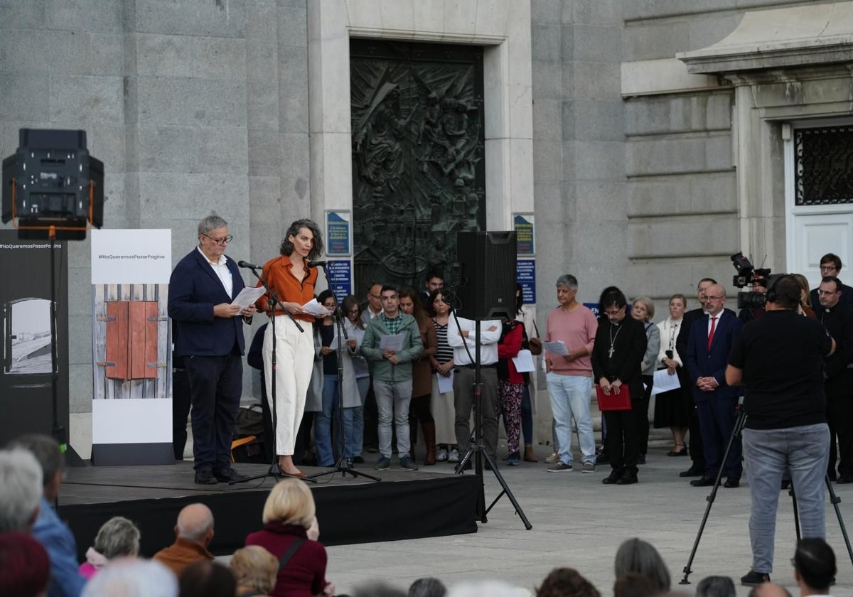 Un momento del acto de lectura de testimonios en el exterior de la catedral