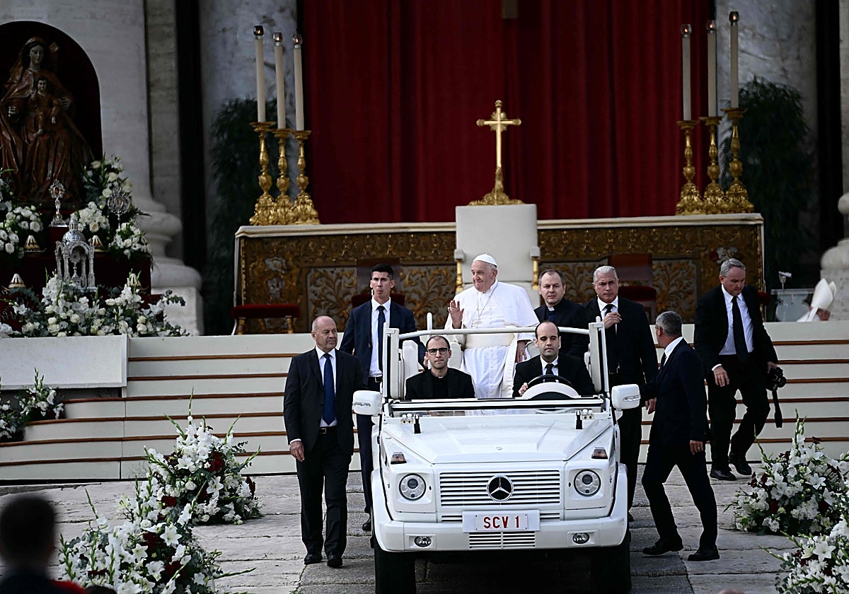 Francisco, ayer, trasladado en el papamóvil después del rezo del Angelus en la plaza de San Pedro del Vaticano