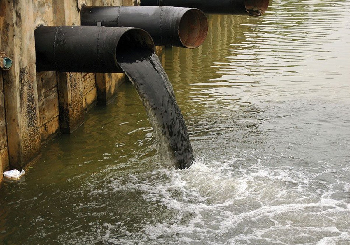 Efluente cloacal vierte aguas residuales a un río de Reino Unido