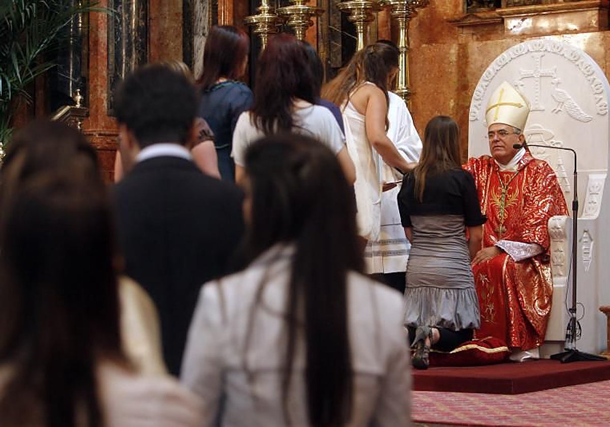El obispo de Córdoba, Demetrio Fernández, confirma a unos jóvenes en la mezquita-catedral