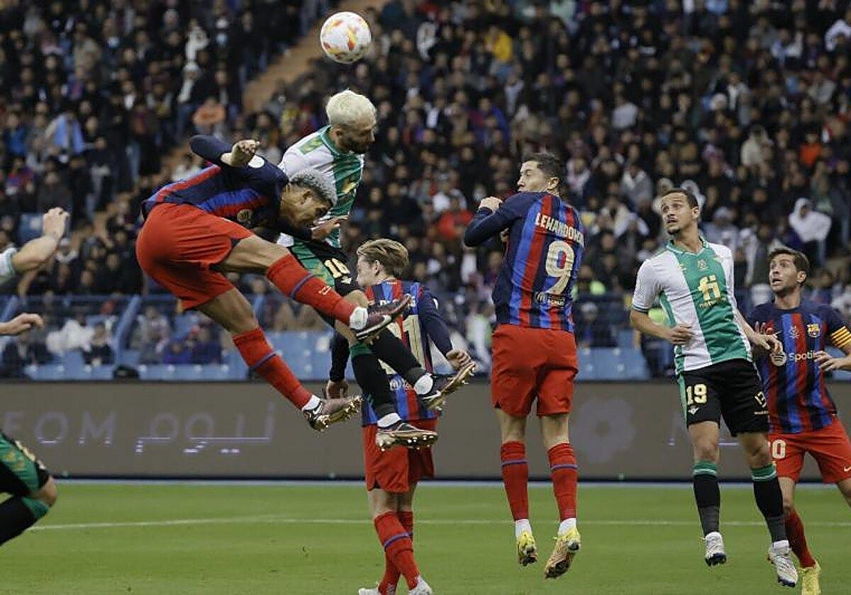 El defensa del Barcelona Ronald Araujo intenta un remate de cabeza en la semifinal de la Supercopa
