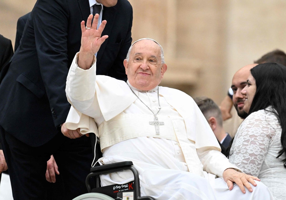 El Papa Francisco saluda a la multitud al final de la audiencia general semanal