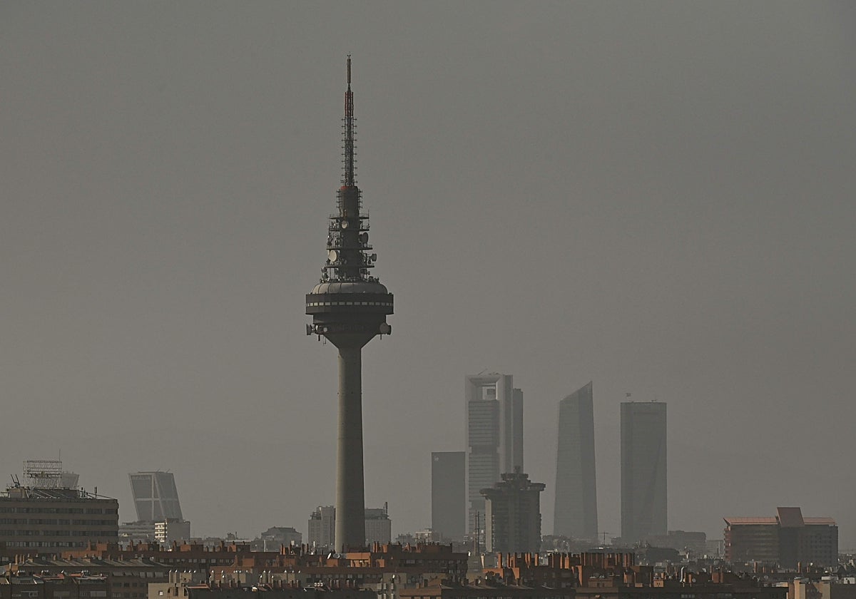 Vista del skyline madrileño sobre fondo gris