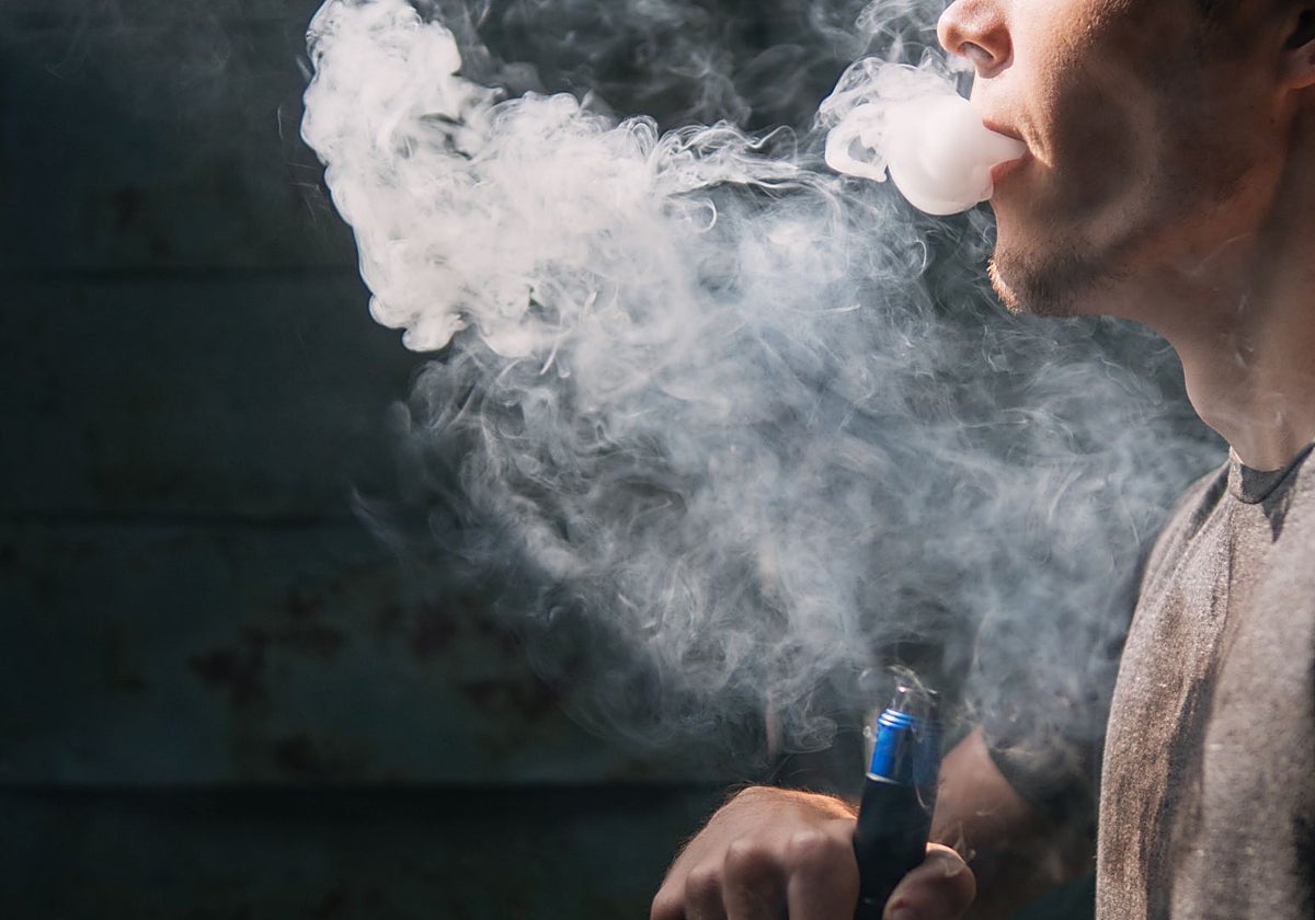 Un hombre vapea