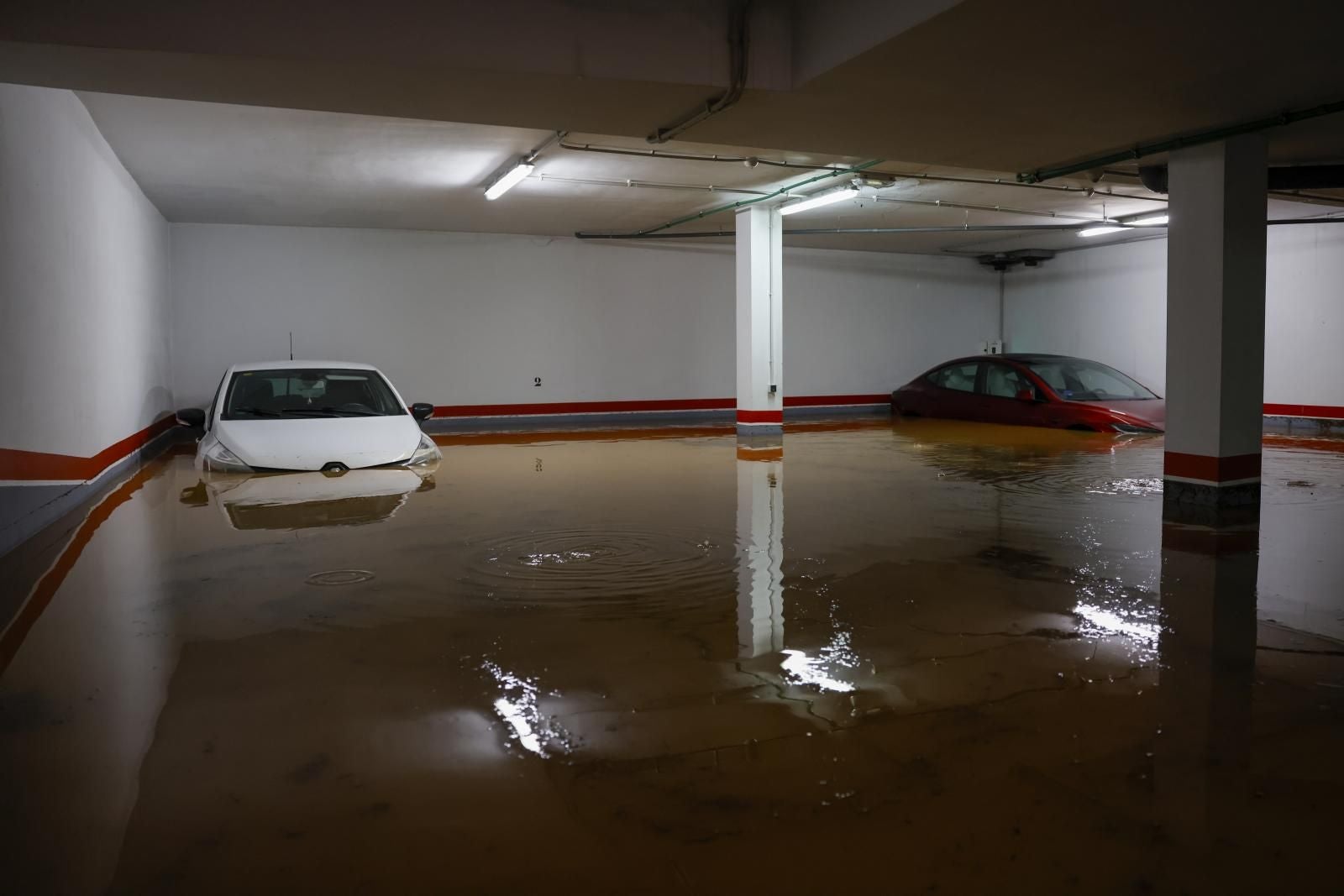 Vista general de un garaje anegado debido a las lluvias torrenciales que afectan a la Comunitad Valenciana