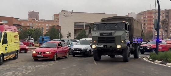 Una captura de pantalla de una de las rotondas de Valencia, por donde están realizando las labores de rescate la UME, las ambulancias y las autoridades