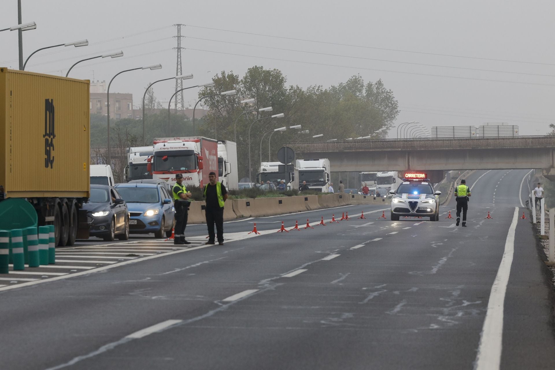 Tres agentes de la Guardia Civil controlan la entrada a Valencia 