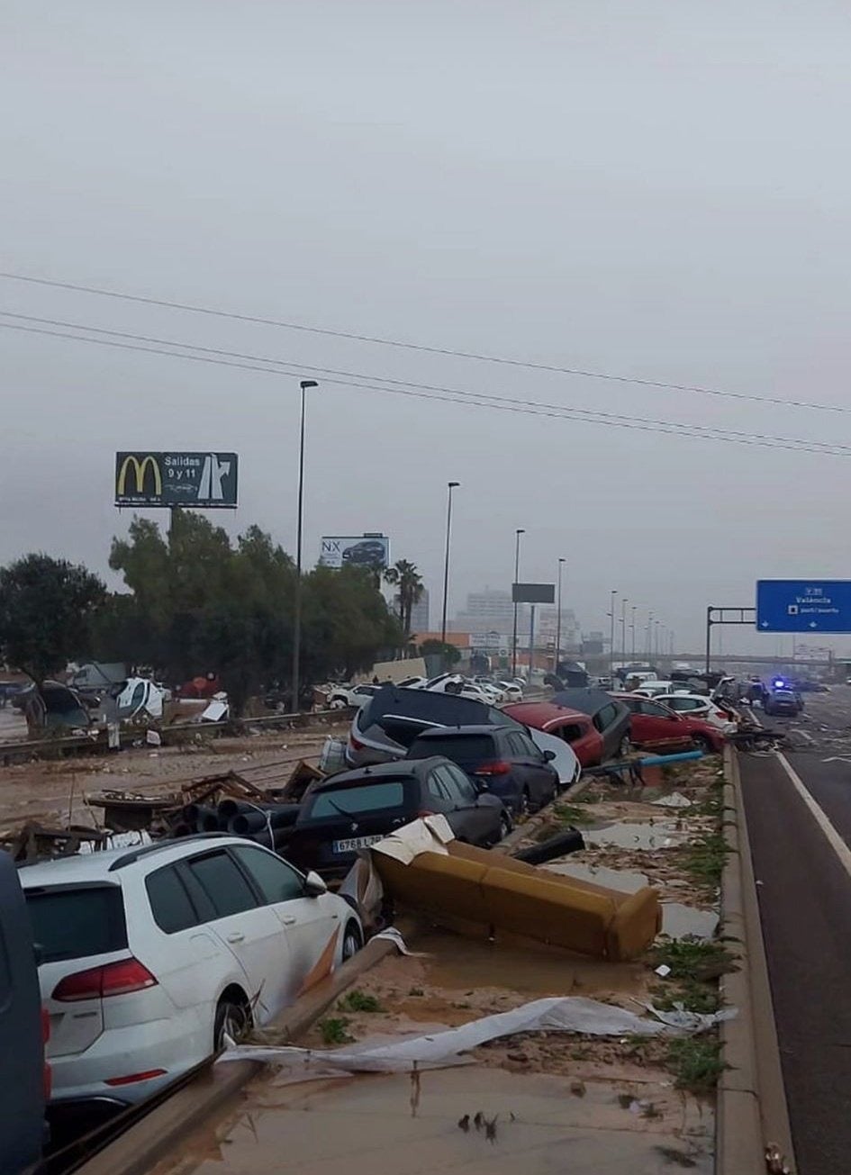 Varios coches que han sido destrozados en las carreteras de Valencia
