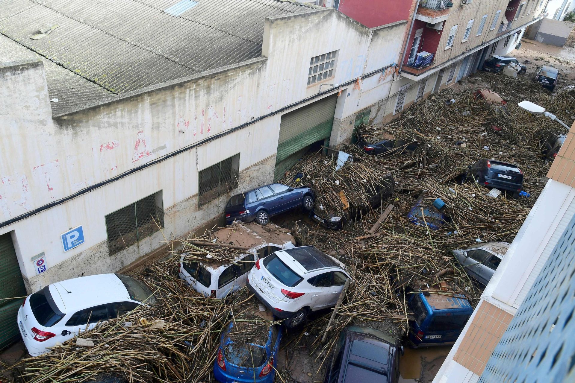 Varios coches que han sido destrozados en una calle de Picanya