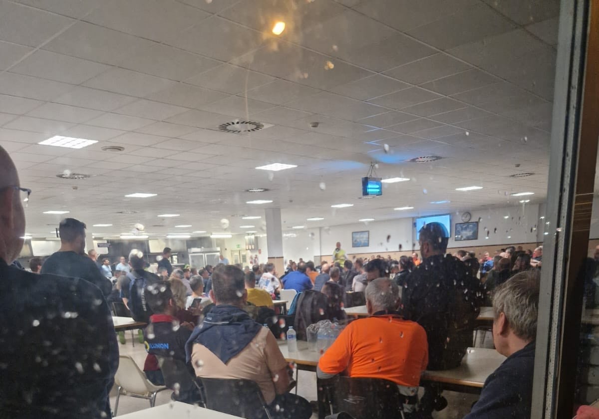 Decenas de trabajadores pasaron ayer la noche en el comedor de la Ford de Almufases