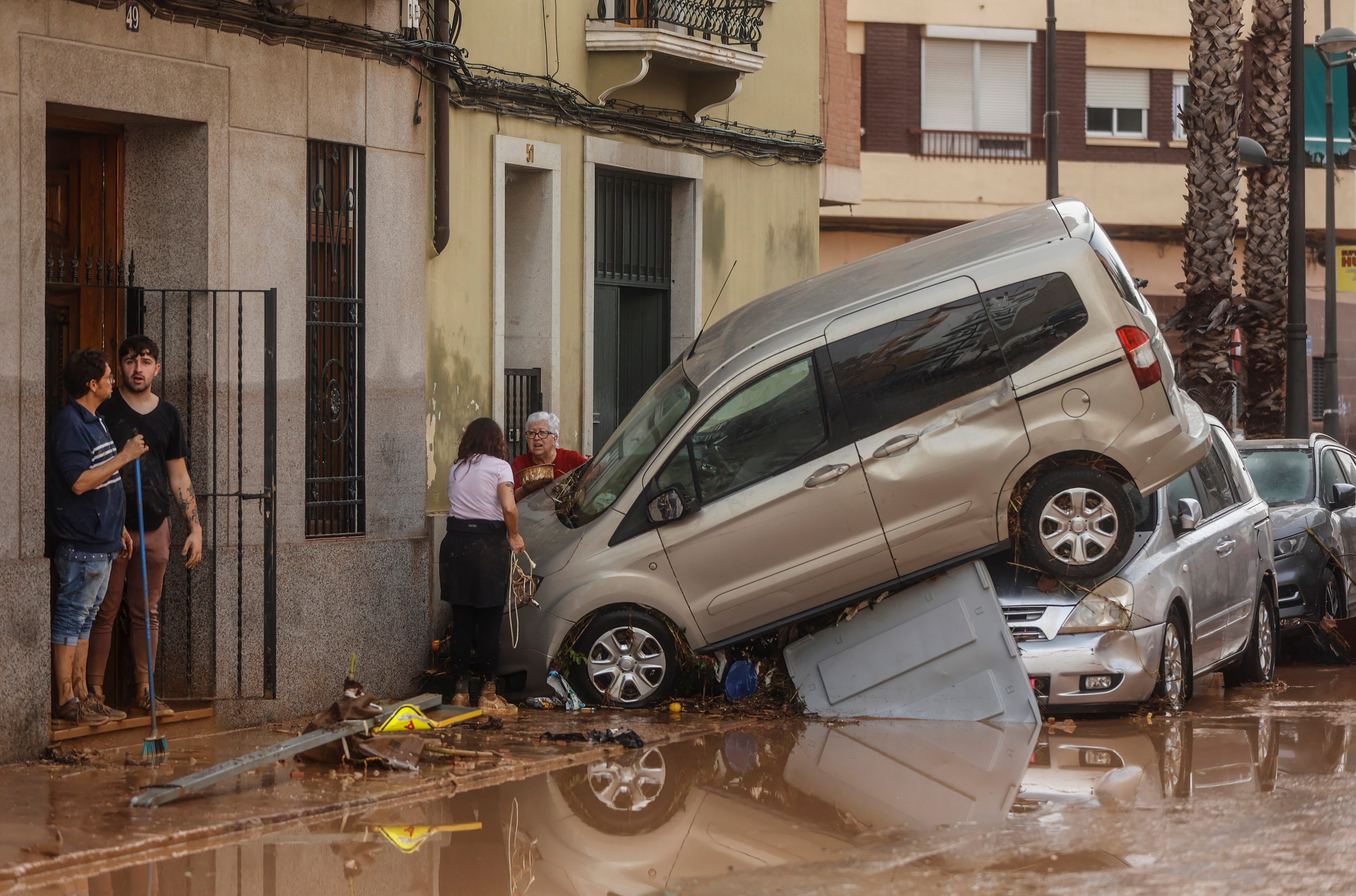 Vehículos destrozados tras el paso de la DANA por el barrio de La Torre de Valencia, a 30 de octubre de 2024, en Valencia, Comunidad Valenciana