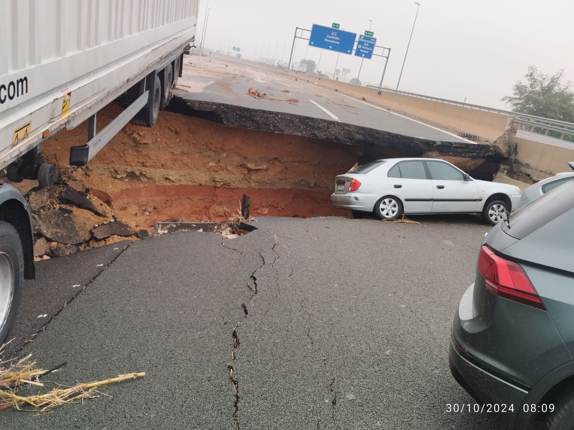 Un socavón de tierra en la autopista de Valencia provocado por las lluvias en Valencia' de la A-7, sentido Alicante, a la altura de la salida hacia 336 la A-3