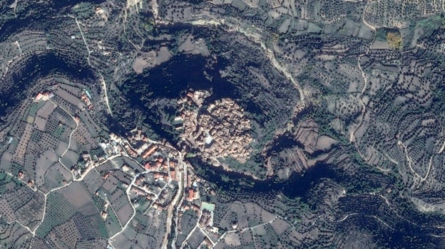 Imagen después - Casco antiguo de Letur (Albacete) después de las inundaciones donde se puede observar el barranco circundante desde donde provino la inundación que afectó a su casco urbano.