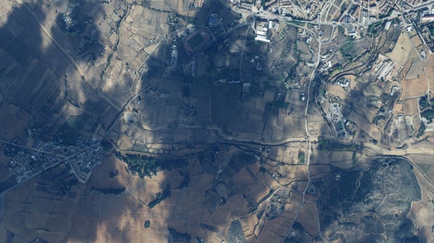 Imagen después - Vista general del Río Magro, al sur de la localidad de Requena, después de la inundación. Se observa la crecida del cauce y los daños en las infraestructuras, principalmente en los puentes.