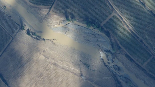 Imagen después - Vista del Río Magro, al sur de la localidad de Requena, después de la inundación. Se observa la crecida del y la modificación del trazado del mismo.