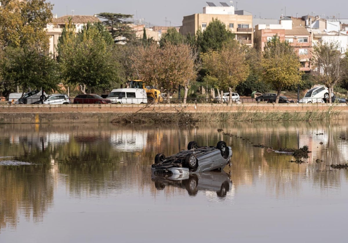 Un coche afectado por la DANA en Utiel, Valencia