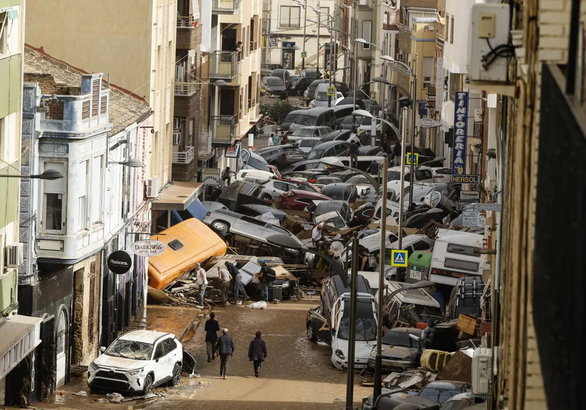 La calle Gómez Ferrer, donde los pisos impares pertenecen al municipio de Alfafar; y los pares al pueblo de Sedaví