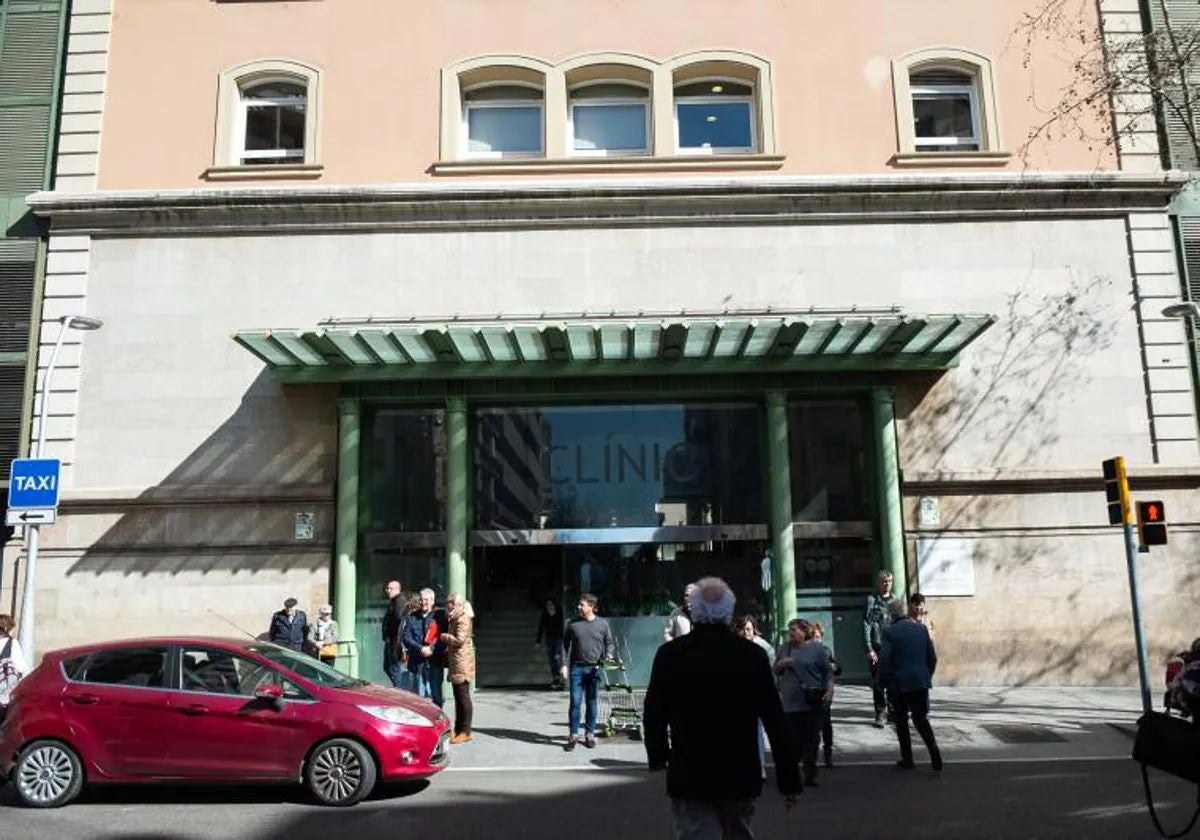 Una de las entradas del Hospital Clínic de Barcelona, en la calle Villarroel