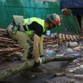 La UME entra con buzos y kayaks en el parking del centro comercial Bonaire