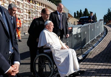 El Papa visita un cementerio de niños abortados en Roma para conmemorar el Día de Difuntos