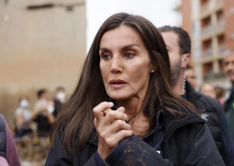 Imagen secundaria 1 - «Asesinos, asesinos»: el Rey calma a los vecinos de Paiporta mientras Sánchez abandona la comitiva