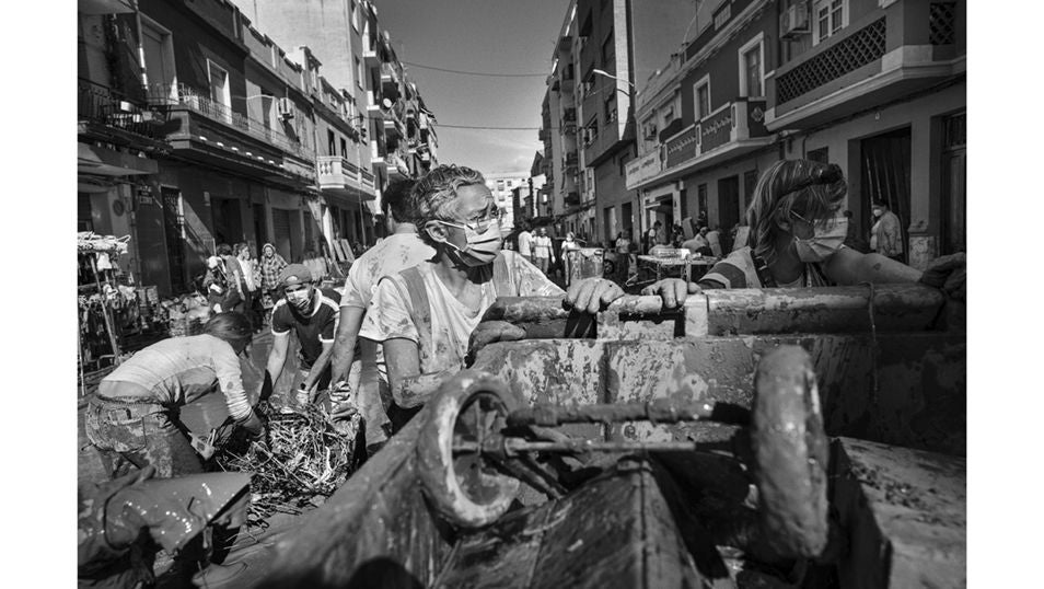 Una voluntaria en las calles de Las Torres ayuda en labores de limpieza y desescombro a los habitantes del municipio